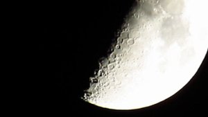 Что за странный объект на Луне в кратере?