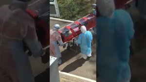 Скорая увозит ребенка в больницу