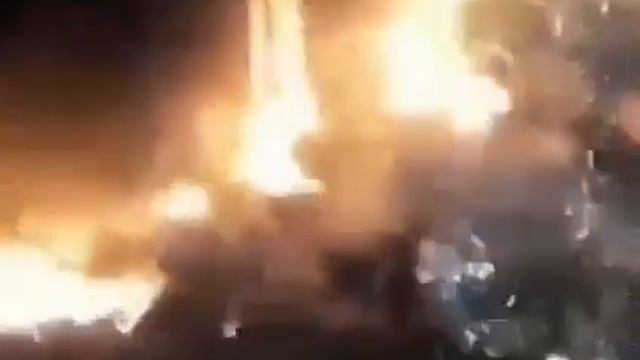 В Мариуполе «АзовСталь» затопило расплавленным чугуном смотреть онлайн