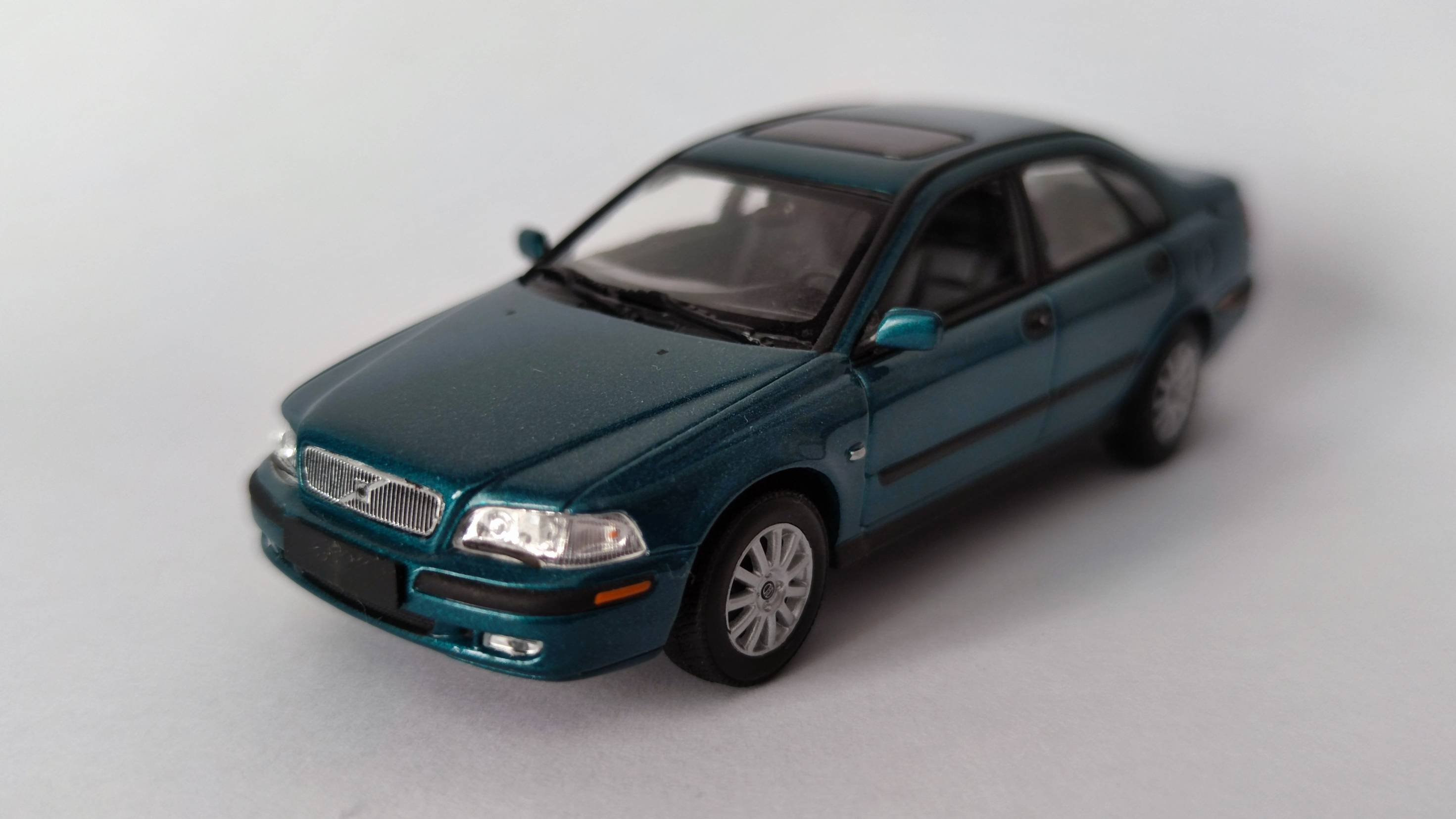 143 Volvo. 3 Volvo S40 VS.