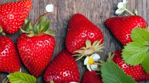 Как быстро почистить клубнику от плодоножки. Маленькие хитрости.