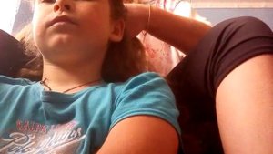 Сестра плетет мне волосы