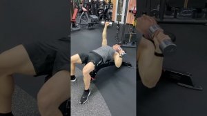 Жим гантелей лежа одной рукой