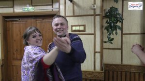 Давайте потанцуем! Там, где клен шумит, над речной волной, говорили мы, о любви с тобой.