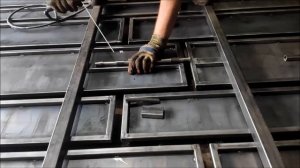 Засов для ворот с возможностью закрывать на колодку.