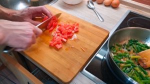 Яичница со стручковой фасолью и помидором