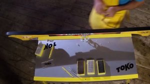 Обработка лыж металлической щеткой