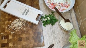 Салат с крабовыми палочками и копчёным сыром! Станет Вашим любимым!