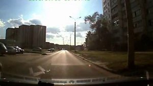 Ребенок бросается под колеса