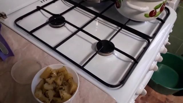 ВЛОГ. Сварила гороховый суп с копчёным мясом. Персик свалил ёлку ?.Стираю с содой.Как моя шея?