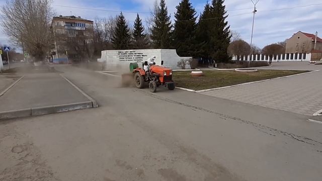 Трактор Уралец на субботнике