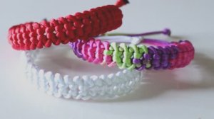 Пошаговое руководство по браслету, Как сплести браслет из атласных шнуров.