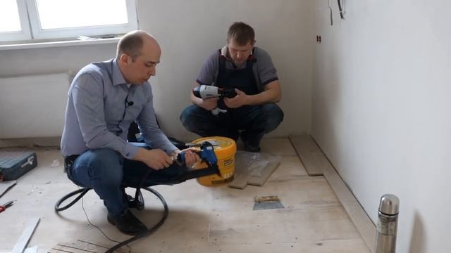 Бюджетный инструмент для укладки паркета в квартире. Combo-пистолет FROSP F3232. смотреть онлайн