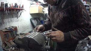 Ремонт стеклоподъемника в Mitsubishi Mirage Dingo.