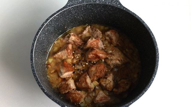 Мясо, тушенное в кастрюле