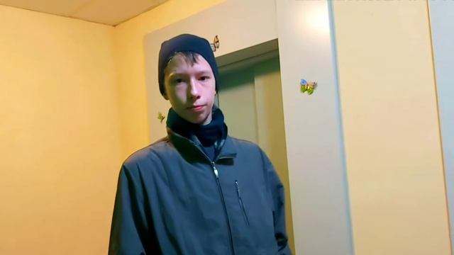 ИДТИ ПО ЛЕСТНИЦЕ VS ЕХАТЬ НА ЛИФТЕ смотреть онлайн