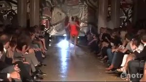 Модель упала на каблуках.avi