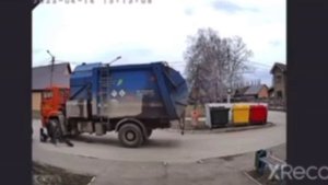 36-летний водитель мусоровоза совершил наезд на 7-летнего мальчика на самокате.