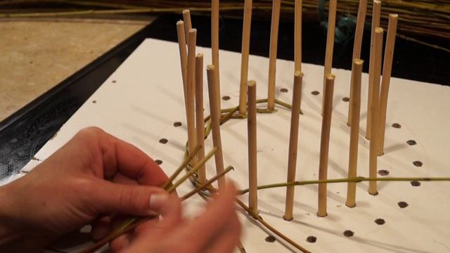 Русская ива - Урок 2. Плетение из ивы. Веревочка в 3 прута. смотреть онлайн