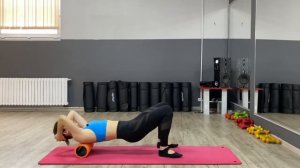 ЗДОРОВАЯ СПИНА в домашних услоявиях. Тренировка для осанки с роллом.