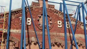 В Москве целиком передвинули дом с места, на котором он простоял больше века