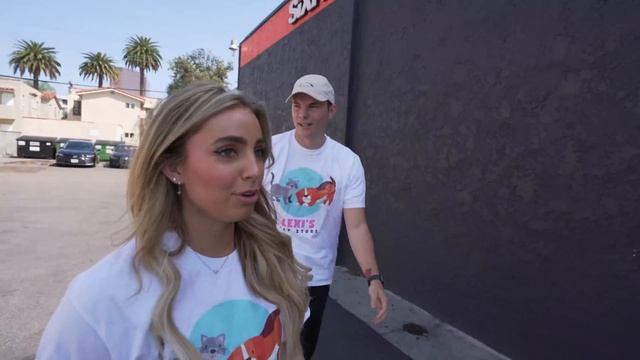 I OPENED A FREE PET STORE смотреть онлайн