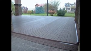 Террасная доска с тиснением Ecodeck на открытой веранде.