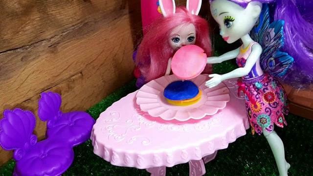 Куклы Enchantimals готовят торт из Play-Doh для учителя Видео для девочек