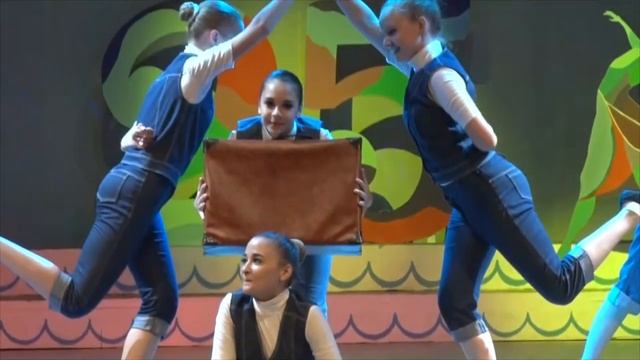 Народный коллектив ансамбль современного танца Сюрприз На вокзале