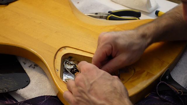 Guitar Output Jack Install - Gibson RD Standard смотреть онлайн