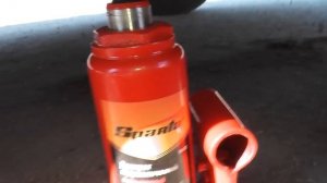 Как поднять машину гидравлическим бутылочным домкратом?(Всё очень просто)