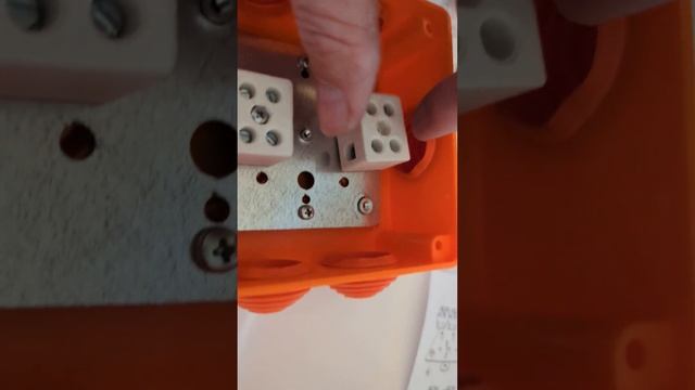 Огнестойкая распределительная коробка для открытой установки. Cборка коробки ОКЛ -100х100х50мм.