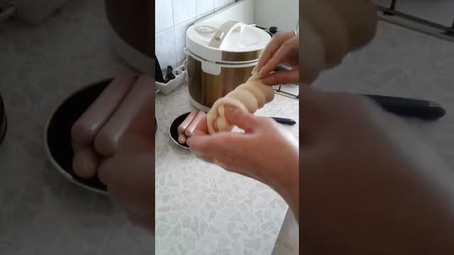 Как завернуть сосиски в тесто