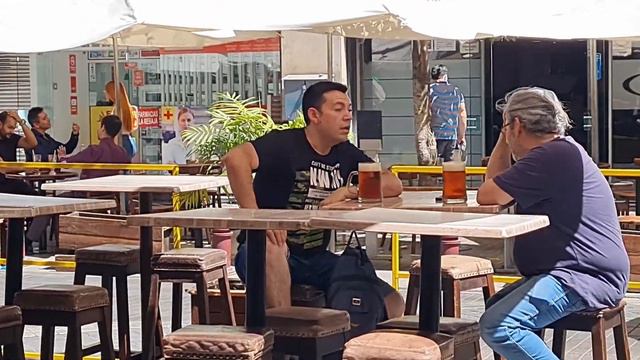 Необычная официантка. Что такое «Кафе с ногами» в Чили / Café con piernas en Chile