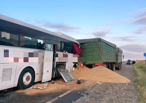 На Ставрополье междугородный автобус «Астрахань – Ставрополь» врезался в КамАЗ