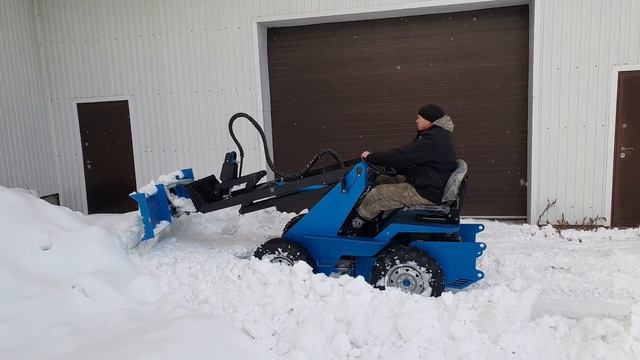 Работа отвала на мини-погрузчике. Минитрактор с отвалом. смотреть онлайн