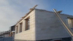 Временное перекрытие коробки дома - консервация стройки на зиму.