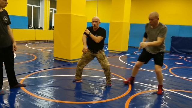 Обкатка двойки одной рукой. В случае травмы или удерживания руки вторым противником. В. Н. Крючков смотреть онлайн