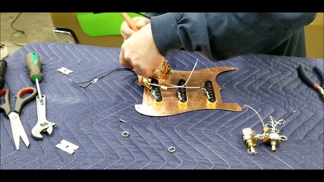 Fender Stratocaster Conversion HSS To SSS смотреть онлайн