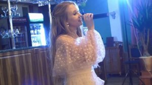 Сестра поет на свадьбе старшей сестры,еле сдерживаясь,чтоб не заплакать.