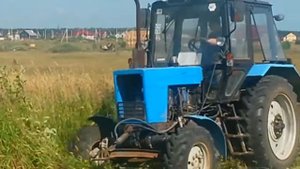 Покос травы трактором в Санк Петербурге и Ленинградской области