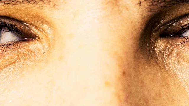 Открыв альбом с фотографиями в гостях у жениха, она увидела там себя на фотографии, и замерла… смотреть онлайн