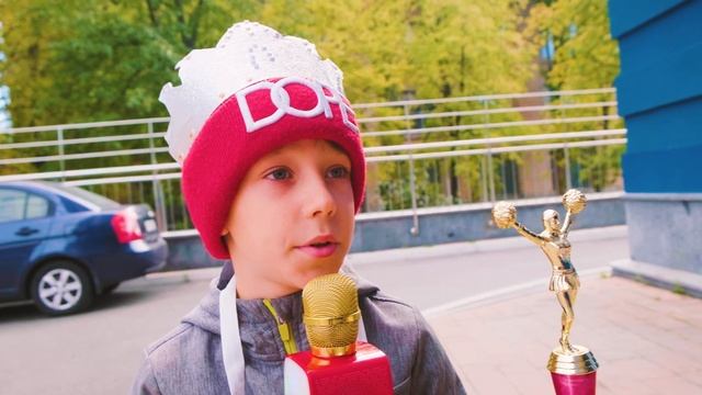 Черлидерша Вероника устроила соревнования во дворе.