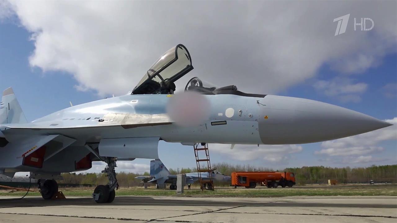 Российские военные летчики получили новейшие истребители Су-35С