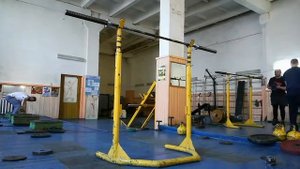 Кистевая растяжка для приседания со штангой на груди
