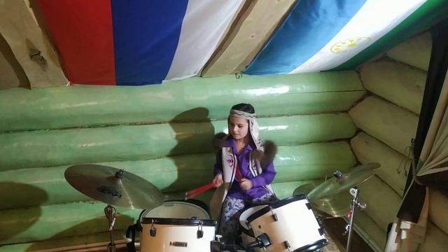 Виалина играет на ударных в восемь лет, за что получила лауреата высшей степени
