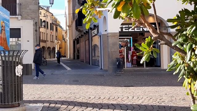 Италия Падуя.почему мужчины смотрят на других девушек рядом с вами? смотреть онлайн