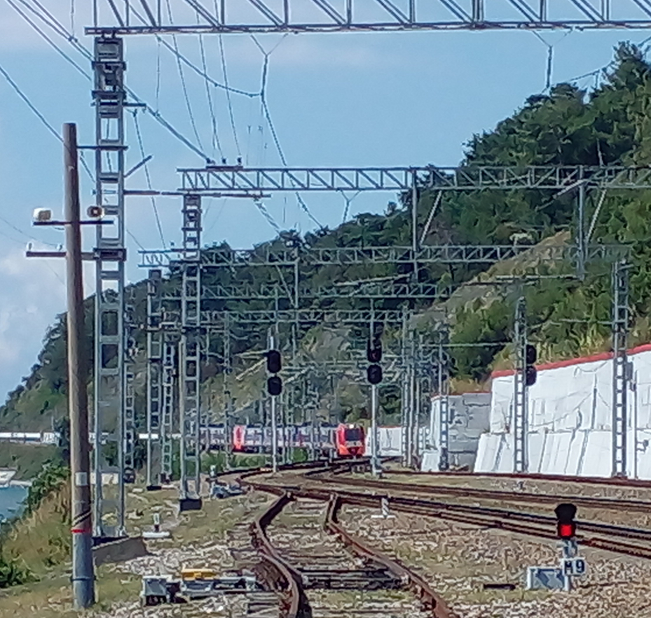 Краснодар гагра поезд. Железная дорога в Абхазии фото. Туапсе-Гагра туристический поезд на станции Лазаревская. 927с туристический поезд Сочи. Поезд Адлер Абхазия.