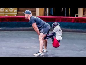 С УМА СОЙТИ! ШИМПАНЗЕ даст ФОРУ любому АКРОБАТУ! ЭТО НАДО ВИДЕТЬ!