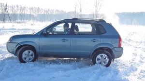 Hundai Tucson в снегу в поле